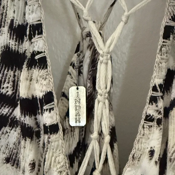 Indah Monochrome Patterned Garment - Picture 5 of 7